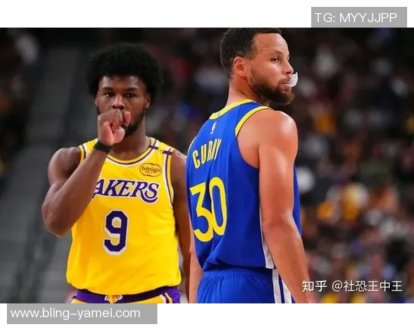 库里弧顶接球失去重心却依然精准命中布朗尼面前三分球