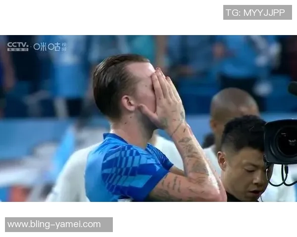 广岛球员失误送机会米内罗头球被解围路易斯补射遗憾中柱